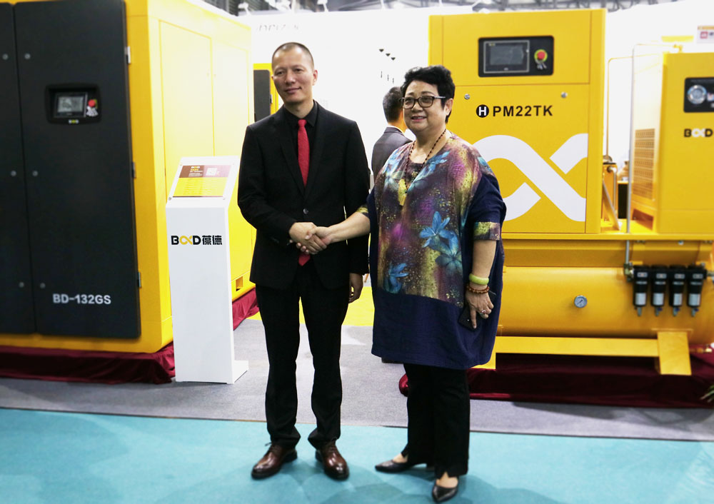 董事長郭振發與到會嘉賓合影