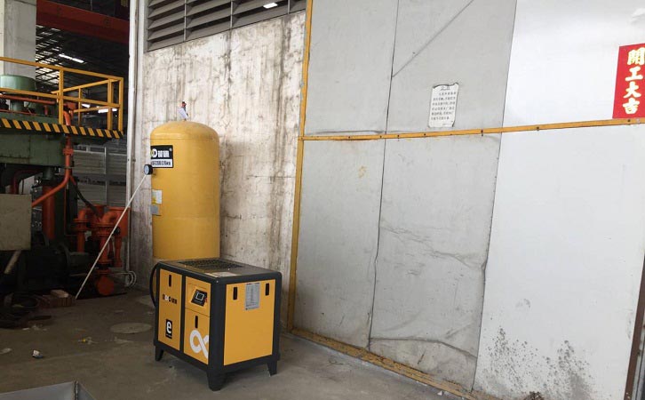 把空壓機放在這樣的環境下，不出問題才怪